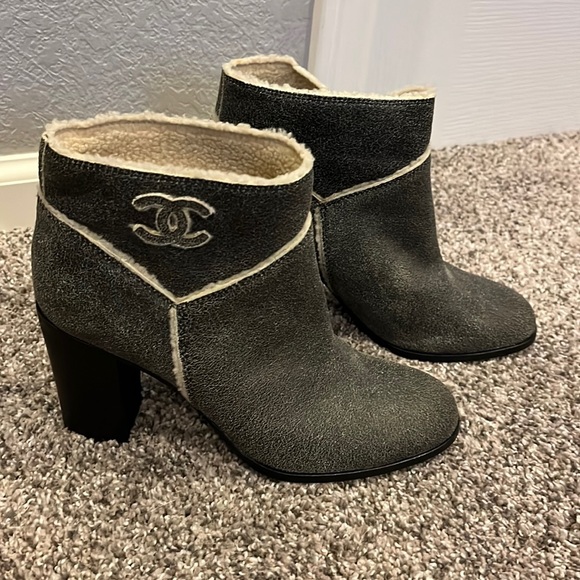 Chanel Leather Ankle Boots .37. NWOT. Grey. Interlocking CC Logo.Shearling Trim. - Picture 2 of 8